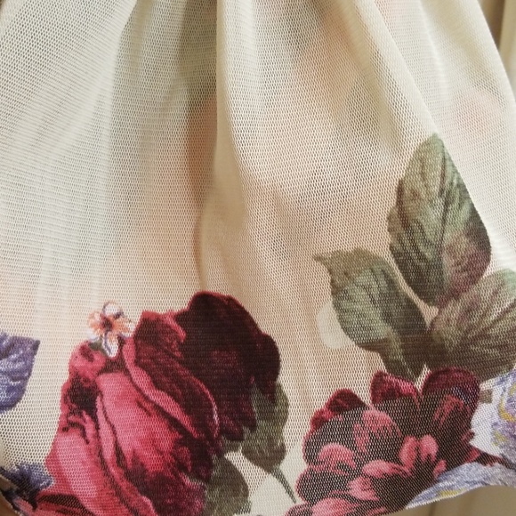 Adorable sheer peplum top - Picture 4 of 4